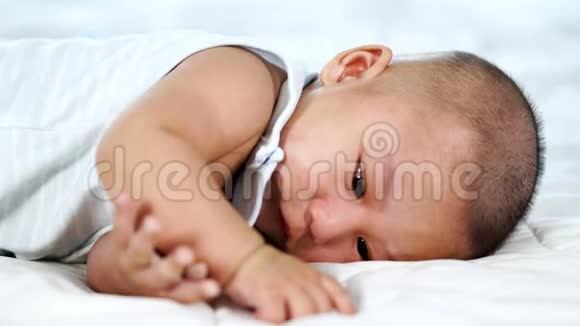 小宝宝躺在床上视频的预览图