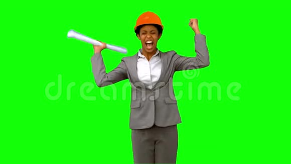 快乐的建筑师举起双臂在绿色屏幕上视频的预览图