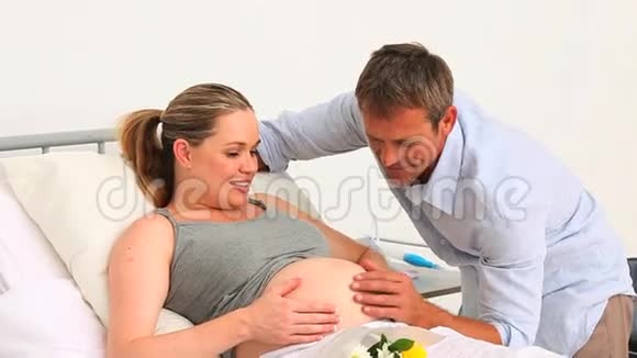 丈夫拜访他怀孕的妻子视频的预览图