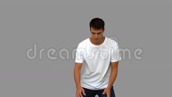 男子带着篮球在灰色屏幕上运球视频的预览图