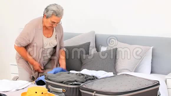 老年妇女准备行李视频的预览图