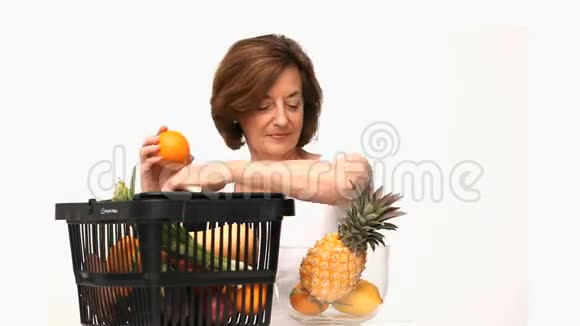 成熟女人把水果放进碗里视频的预览图