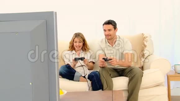 玩电子游戏的漂亮夫妇视频的预览图