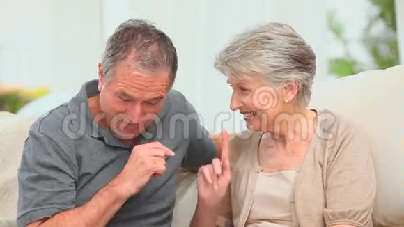 退休男子送礼物给妻子视频的预览图