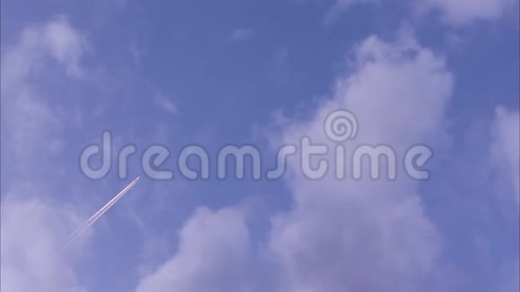 空中的喷气式飞机视频的预览图