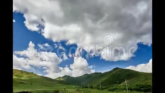从阿尔泰山谷流下来的云视频的预览图