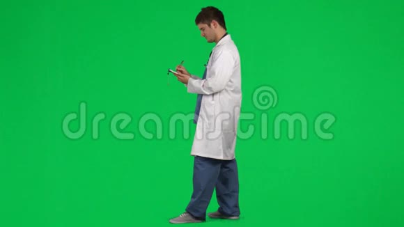 男医生在绿色屏幕上开处方视频的预览图