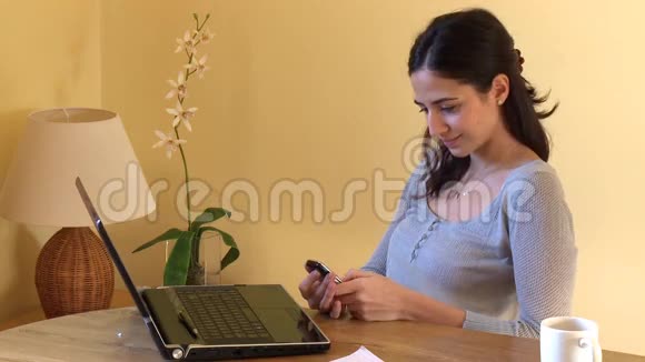 电脑上的积极女性发送短信视频的预览图