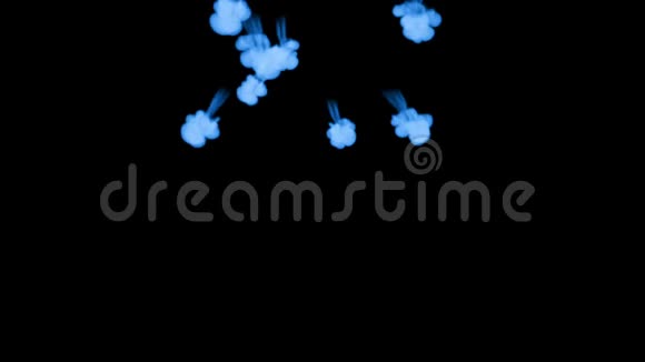 蓝墨水在黑色背景上溶解在水中用卢马哑光计算机仿真的三维渲染注入水视频的预览图