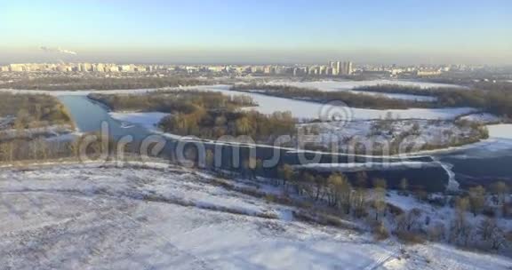 空中观景台飞越美丽的冬河和森林冬天的大自然景观全景乌克兰视频的预览图