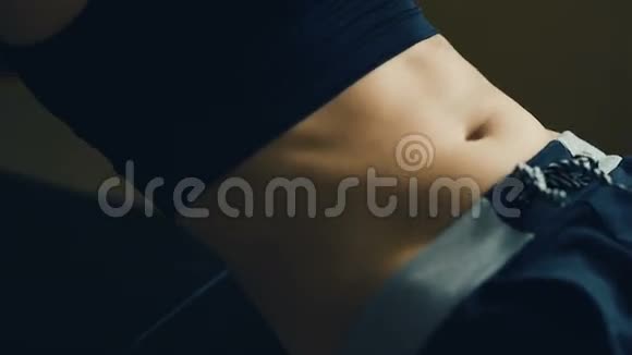 健身妇女做腹肌锻炼视频的预览图