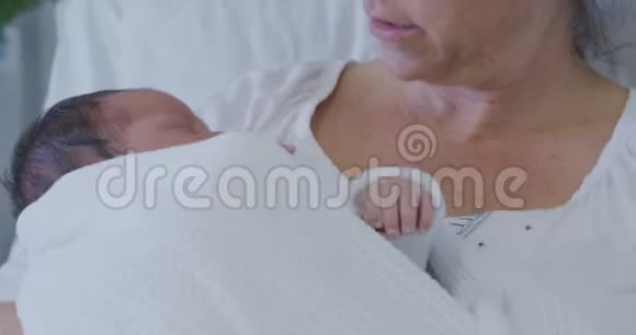 母亲和新生儿住院视频的预览图