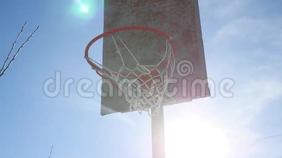 旧篮球篮圈运动街与蓝色视频的预览图