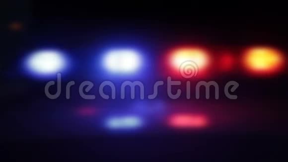 警方紧急照明在城市的夜晚视频的预览图