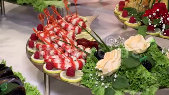 假日桌配海鲜鱼小龙虾视频的预览图