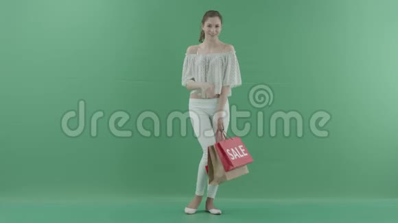女人在绿色屏幕上摆着袋子视频的预览图