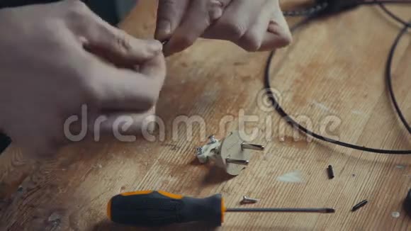 电工师傅做旧灯或电器视频的预览图