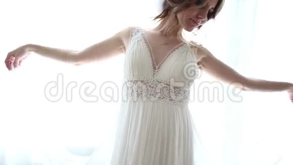 新娘穿婚纱视频的预览图