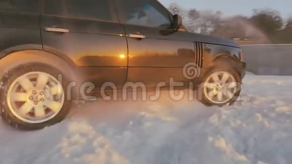 黑色汽车在冬季的道路上漂流视频的预览图