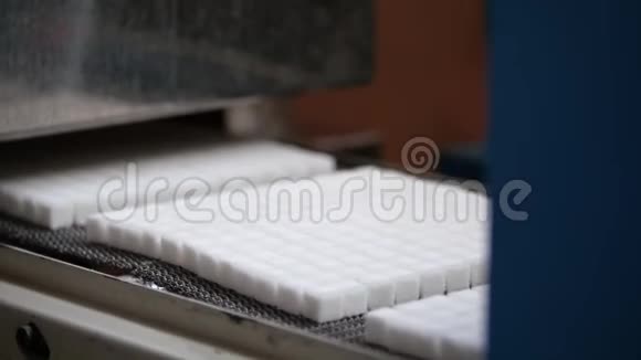 糖厂传送带上的糖的生产视频的预览图