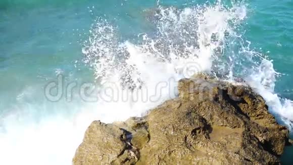 岩石和海浪视频的预览图