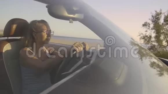 女人在海边开车视频的预览图