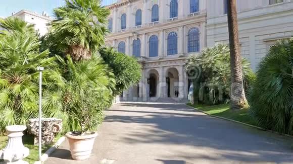 门面和公园罗马巴贝里尼宫视频的预览图