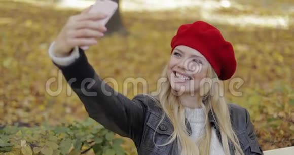 快乐的女人在公园自拍视频的预览图