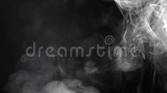 在黑色背景上抽烟慢动作视频的预览图