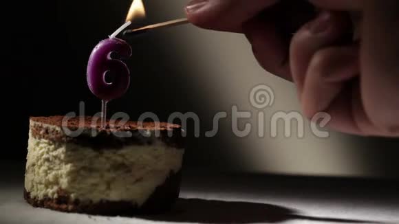 蒂拉米苏蛋糕里有六根蜡烛视频的预览图