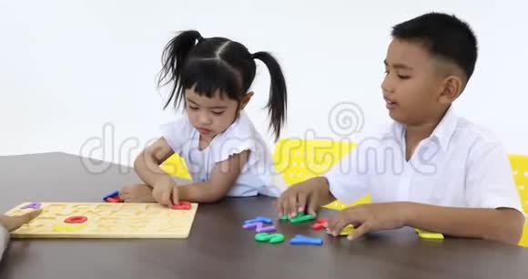 亚洲学生一起玩字母拼图视频的预览图