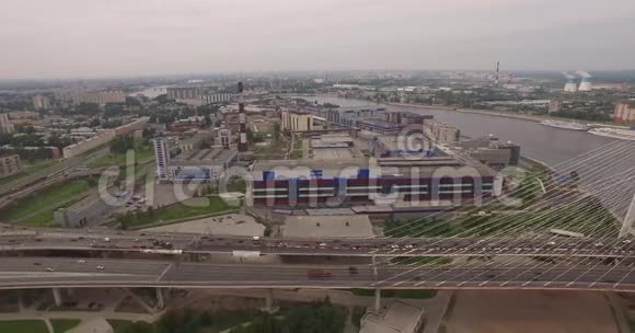 俄罗斯圣彼得堡涅瓦河上的斜拉桥视频的预览图