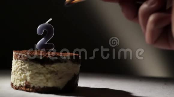 提拉米苏蛋糕里的蜡烛两颗视频的预览图