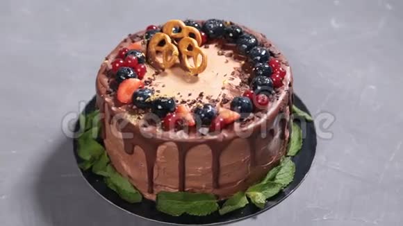 巧克力蛋糕和夏季浆果视频的预览图