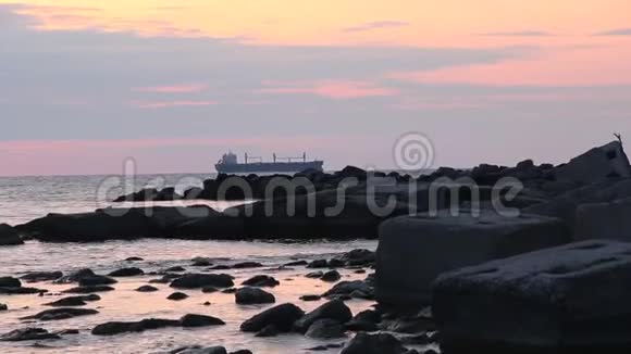 海上日落船的轮廓视频的预览图