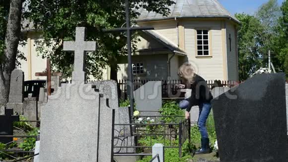女人工作丈夫坟墓视频的预览图