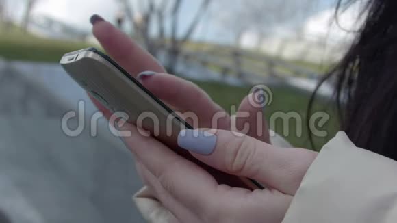 女人手里的电话视频的预览图