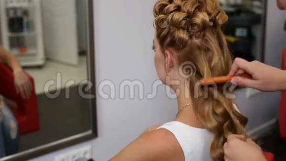 一位在发廊理发的女士视频的预览图