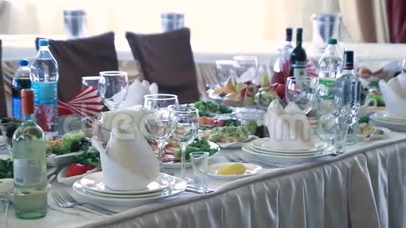 为婚礼或另一项餐饮活动准备的餐桌视频的预览图