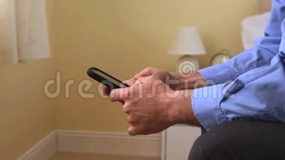 商人在床上用智能手机发短信视频的预览图