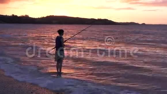 年轻女子投杆钓鱼剪影视频的预览图