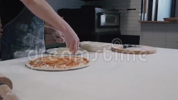 在餐厅提供面包师烹饪披萨的俯视图厨房木板上的披萨食材和香料视频的预览图