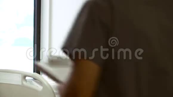 护士与病房男性病人谈话视频的预览图