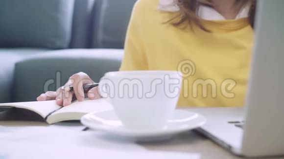 亚洲商界女性在家庭办公室写笔记本文件财务和计算器享受在家的时光视频的预览图