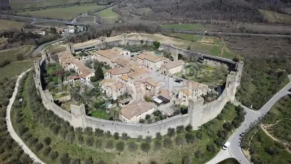 意大利锡耶纳蒙特里戈尼这座美丽的中世纪村庄的无人机空中镜头意大利托斯卡纳视频的预览图