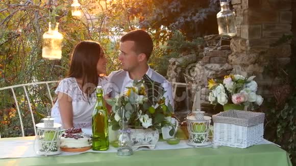 男人和女人在假日餐桌上接吻视频的预览图