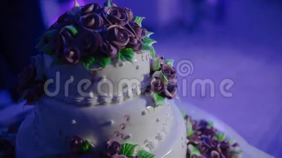 漂亮的婚礼蛋糕和紫色玫瑰视频的预览图
