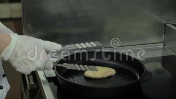 在煎锅里煮烤肝脏视频的预览图