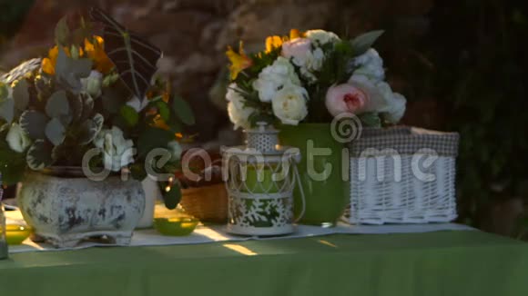 日落背景上装饰的婚礼桌视频的预览图