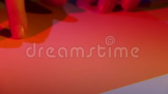 人用橙色的纸做纸折纸特写视频的预览图